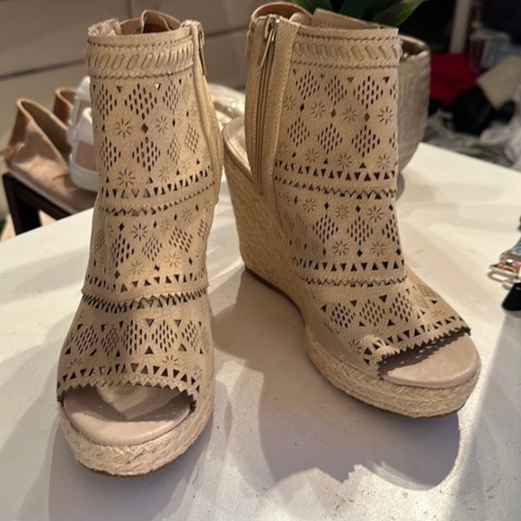 VERY G GLORIA LASER CUT WEDGES - GUC - SIZE 8.5 - Picture 3 of 15